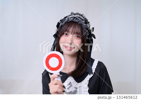 まるバツの札を持つ女性 まるバツの札を持つ女性 131465612