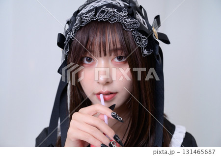 エナジードリンクを飲む地雷系女子 エナジードリンクを飲む地雷系女子 131465687