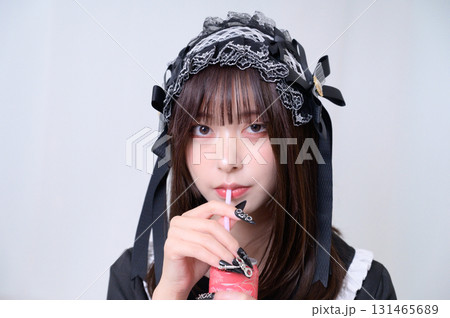 エナジードリンクを飲む地雷系女子 131465689