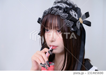 エナジードリンクを飲む地雷系女子 131465690