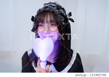 ライトを持って推し活をする地雷系女子 131465746