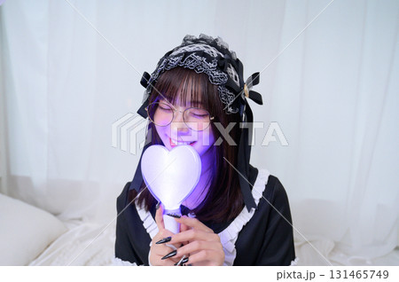 ライトを持って推し活をする地雷系女子 131465749