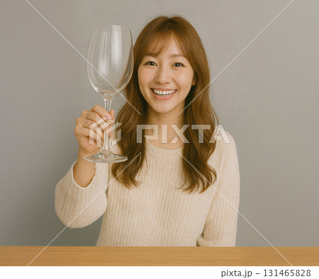 リラックスした表情で乾杯する女性 131465828