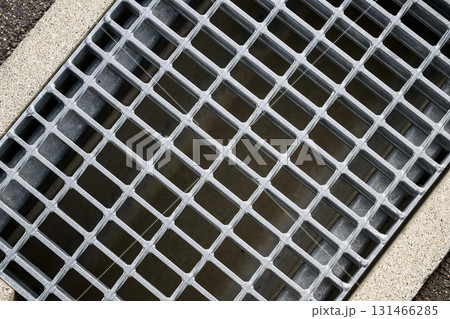 金属グレーチングとコンクリート縁のディテール（都市インフラ・格子構造） 131466285