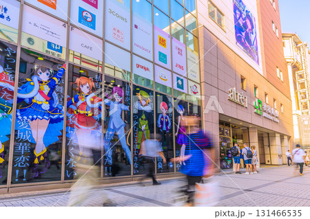 日本の東京都市景観　猛烈な暑さ続く…若者や外国人観光客らで賑わう秋葉原 131466535