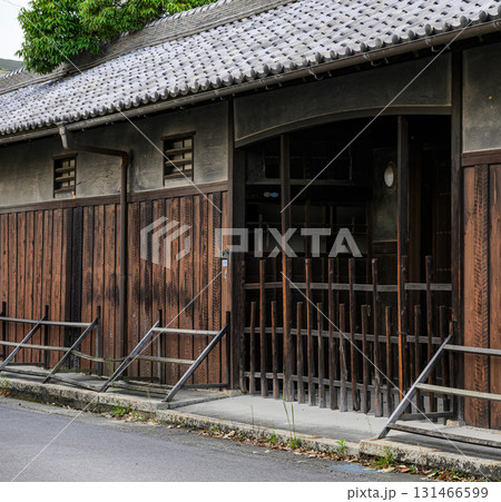 格子戸と焼杉の壁が印象的な日本の伝統家屋の外観（瓦屋根と木造の美） 131466599