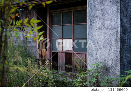 廃屋の木製引き戸と雑草に覆われた日本家屋の一角(時の止まった風景) 廃屋の木製引き戸と雑草に覆われた日本家屋の一角(時の止まった風景) 131466600