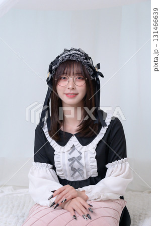 ベッドに腰掛けてカメラ目線の地雷系女子 131466639