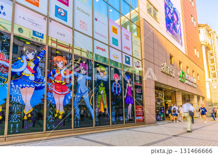 日本の東京都市景観　猛烈な暑さ続く…若者や外国人観光客らで賑わう秋葉原 131466666