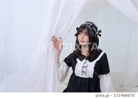 ベッドに腰掛ける地雷系女子 131466670