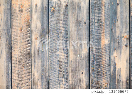ノコギリ跡と節が味わい深い古びた木材板のテクスチャ（経年変化した木の質感） 131466675