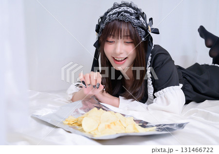 ポテトチップスを食べる地雷系女子 131466722