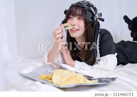 ポテトチップスを食べる地雷系女子 ポテトチップスを食べる地雷系女子 131466723