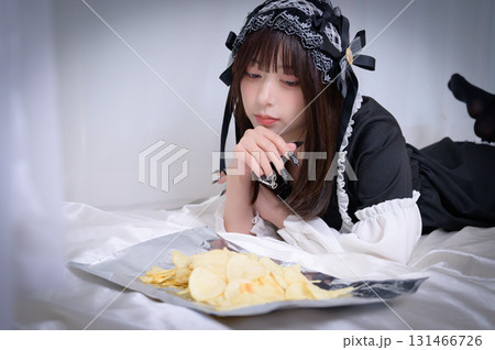 ポテトチップスを食べる地雷系女子 131466726