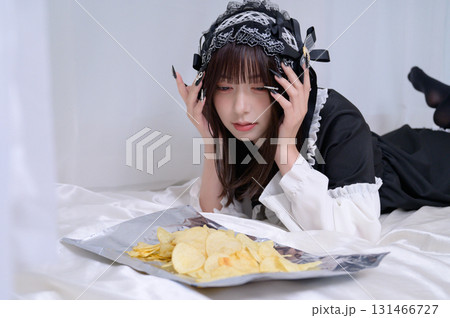 ポテトチップスを食べる地雷系女子 131466727