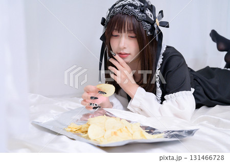 ポテトチップスを食べる地雷系女子 131466728