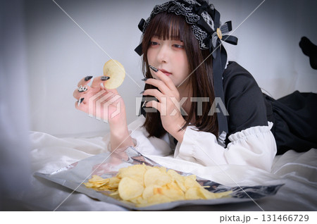 ポテトチップスを食べる地雷系女子 131466729
