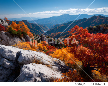 紅葉に染まる秋の山岳風景と青空の絶景壮大な日本の自然と岩肌の美しいコントラスト 紅葉に染まる秋の山岳風景と青空の絶景壮大な日本の自然と岩肌の美しいコントラスト 131466791