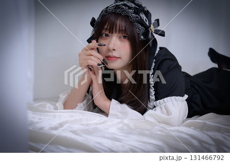 ベッドにうつ伏せに寝る地雷系女子 ベッドにうつ伏せに寝る地雷系女子 131466792