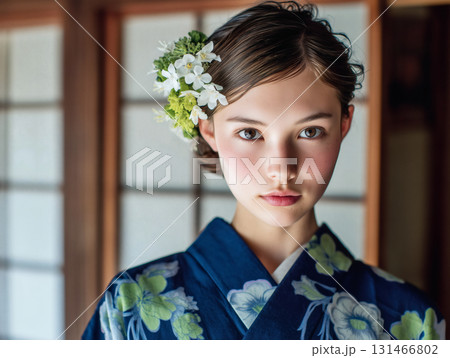 花飾りをつけた浴衣姿の美しい若い女性のポートレート 131466802