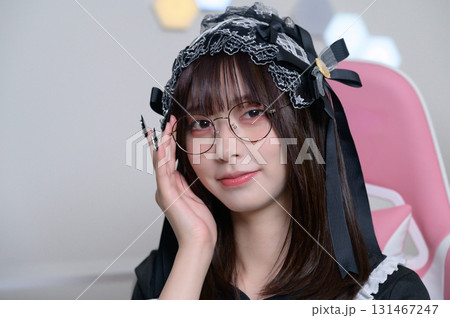 ゲーミングチェアに座る地雷系女子 ゲーミングチェアに座る地雷系女子 131467247