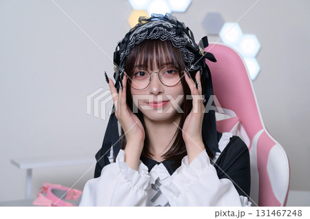 ゲーミングチェアに座る地雷系女子 131467248