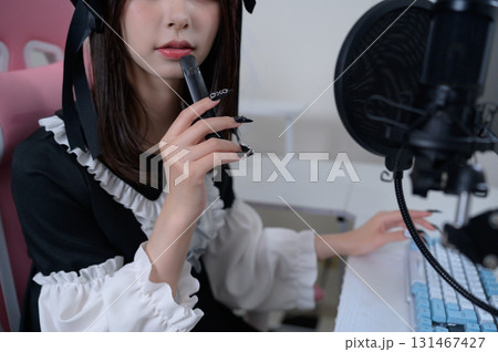 ゲーミングチェアに座って電子タバコを吸う地雷系女子 131467427