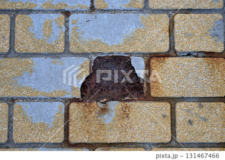 塗装が剥がれ錆が露出したブロック壁のディテール(経年劣化テクスチャ) 塗装が剥がれ錆が露出したブロック壁のディテール(経年劣化テクスチャ) 131467466