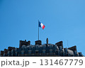 フランス国旗と歴史的な建物 131467779