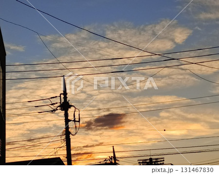 夕暮れに交わる線と雲 夕暮れに交わる線と雲 131467830