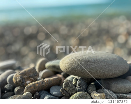 海岸に積まれた石 131467873