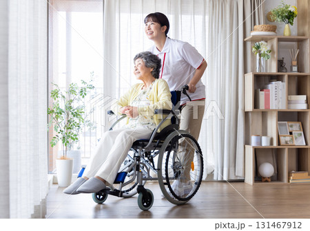 車椅子のシニアと介護士 131467912