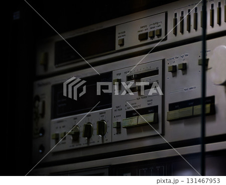 昭和レトロなオーディオ機器のクローズアップ（カセットデッキ／音響機器） 131467953