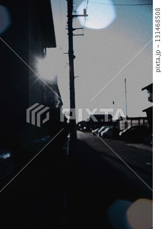 逆光の街と電柱のシルエット 131468508