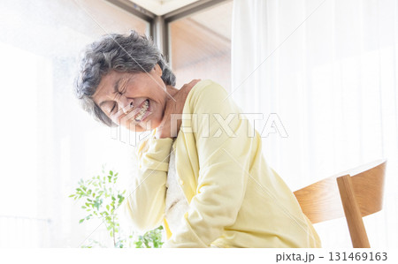 肩が痛むシニア女性 肩が痛むシニア女性 131469163