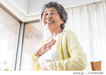 胸に手を当てるシニア女性 131469166