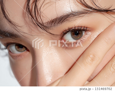 日本人女性の目元アップと素肌の質感を強調した美容スキンケア化粧品の広告に使えるクローズアップ写真 131469702