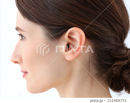 横顔の女性と耳のクローズアップ聴力補聴器耳垢ケアなどの医療美容に関するイメージ写真 131469731