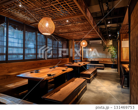 和モダンな木の温もりを感じる落ち着いた居酒屋の店内風景 和モダンな木の温もりを感じる落ち着いた居酒屋の店内風景 131469753
