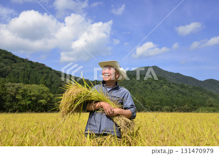 老人の新米収穫 老人の新米収穫 131470979