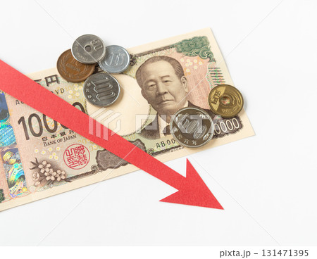 一万円札と下落の矢印 下降 紙幣 下向き 一万円札と下落の矢印 下降 紙幣 下向き 131471395