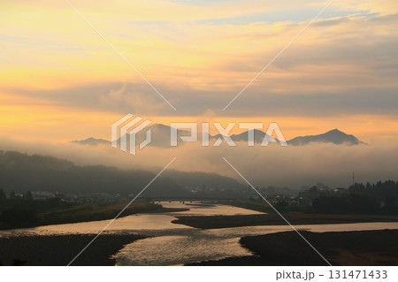 越後三山雲海・信濃川朝焼けの夜明け 131471433