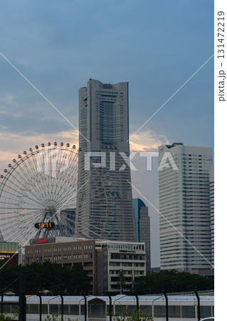 夕暮れに輝く横浜ランドマークタワーと観覧車 131472219