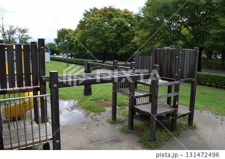 児童公園の木製遊具 131472496