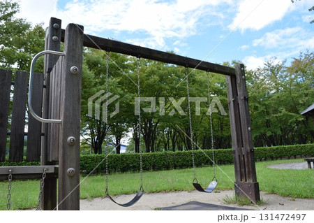 児童公園の木製遊具 131472497