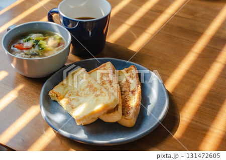 フレンチトーストと野菜スープ、コーヒーの朝食セット フレンチトーストと野菜スープ、コーヒーの朝食セット 131472605