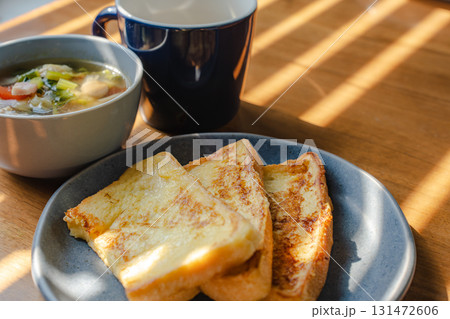 フレンチトーストと野菜スープ、コーヒーの朝食セット 131472606