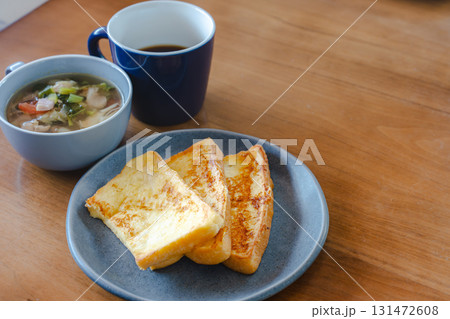 フレンチトーストと野菜スープ、コーヒーの朝食セット 131472608