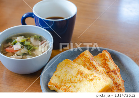 フレンチトーストと野菜スープ、コーヒーの朝食セット 131472612