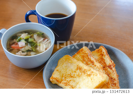 フレンチトーストと野菜スープ、コーヒーの朝食セット フレンチトーストと野菜スープ、コーヒーの朝食セット 131472613